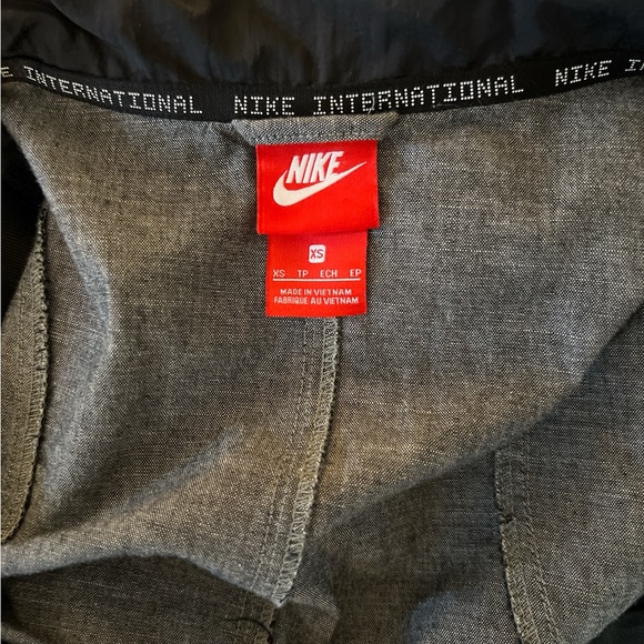 NWOT Rare Nike International Running Jacket - Picture 8 of 9